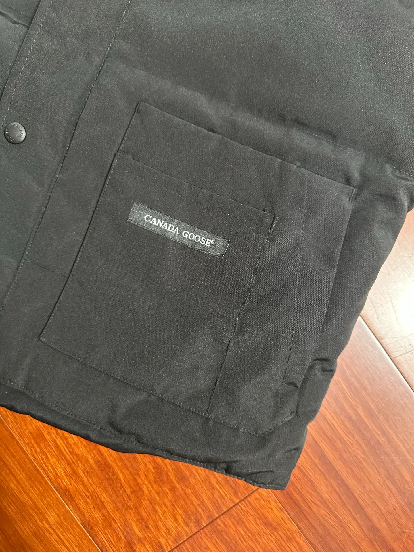 P520 Canada Goose down vest, dark gray and versatile, warm and stylish, easily adaptable to many styles, great for layering in autumn and winter~ There is only one protagonist in autumn and winter every year, and that is the goose. Any other category is a supporting role. Super stylish, simple and versatile, a must-buy item in autumn and winter. This excellent down vest can be freely layered with various clothes, it can be worn with T-shirts, sweaters, sweaters, and thin cotton, and it is made of wear-resistant fabric without being pretentious! Color: black, gray, white Size: XS, S, M, L, XL, XXL